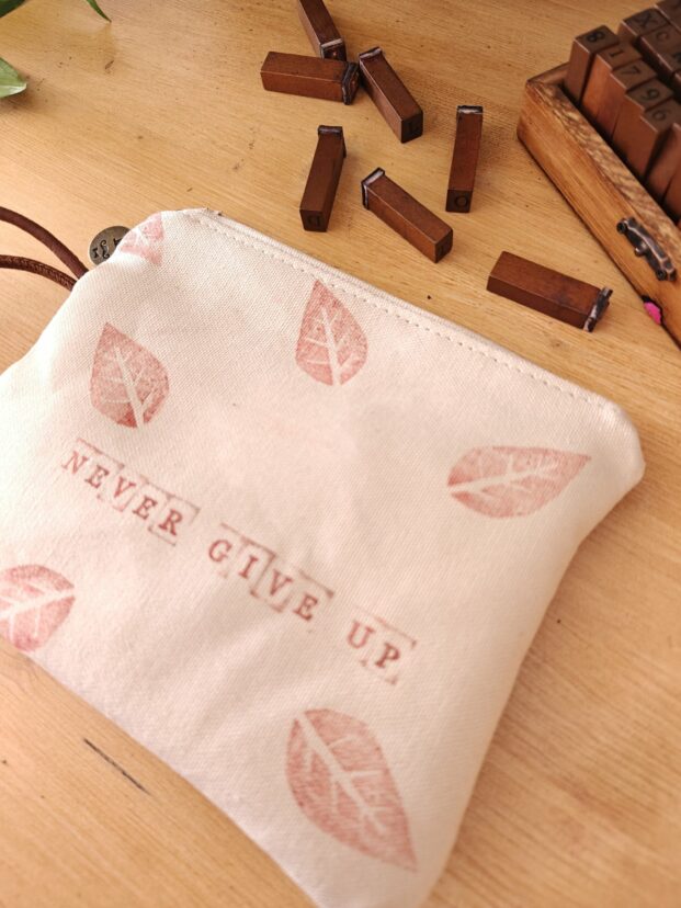 Pochette "NEVER GIVE UP" - immagine 3