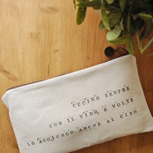 Pochette "CUCINO SEMPRE CON IL VINO A VOLTE LO AGGIUNGO ANCHE AL CIBO"