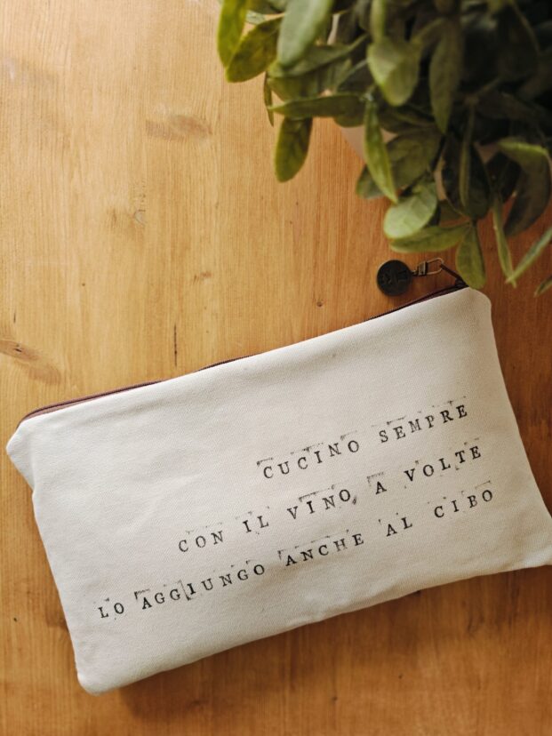 Pochette "CUCINO SEMPRE CON IL VINO A VOLTE LO AGGIUNGO ANCHE AL CIBO"